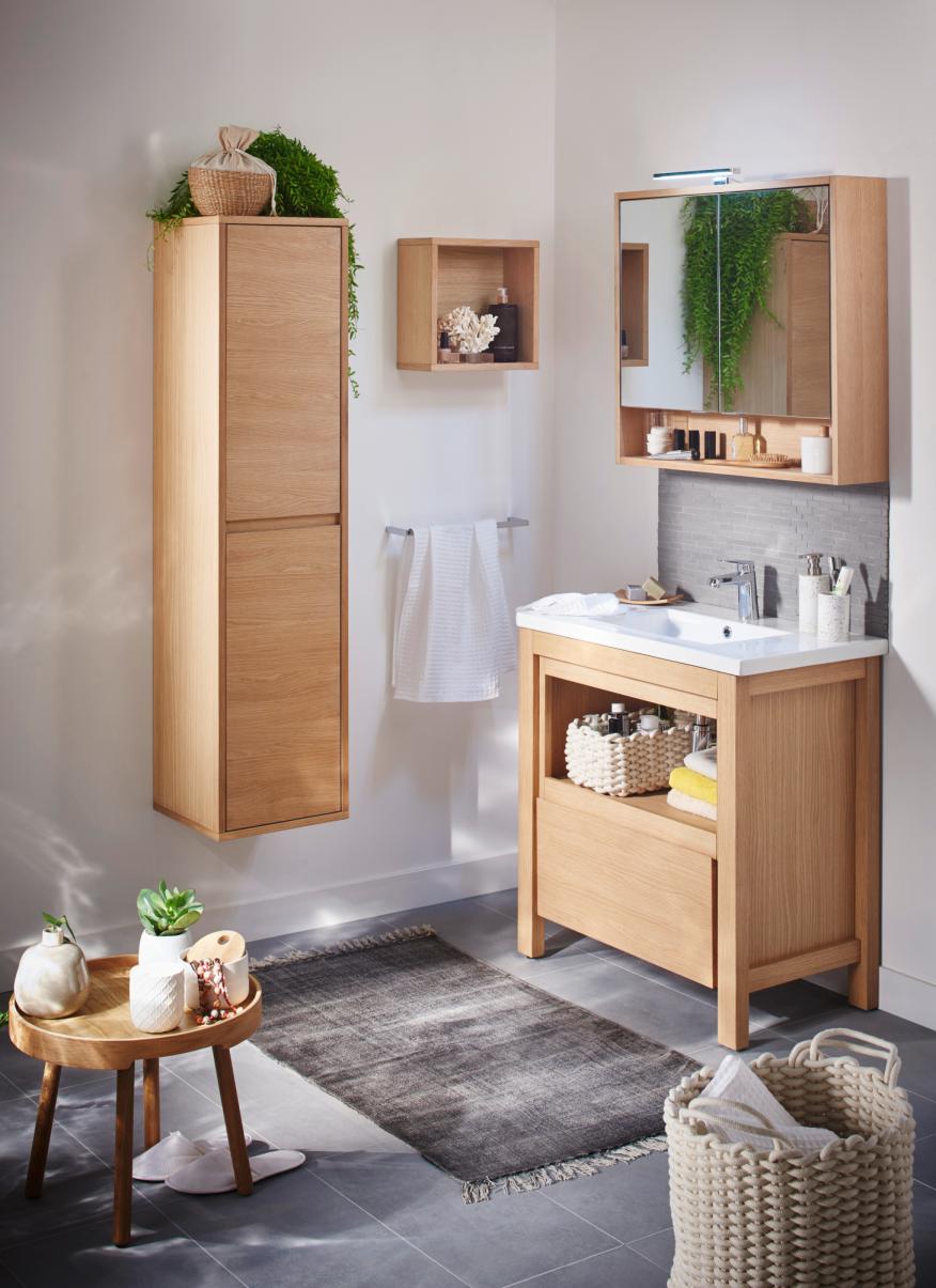 Salle de bains en bois clair avec touches de végétation