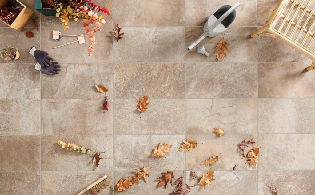 sol de terrasse en carrelage avec feuilles mortes