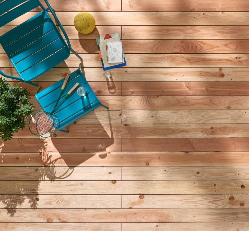 sol de terrasse en parquet avec chaise de jardin bleu
