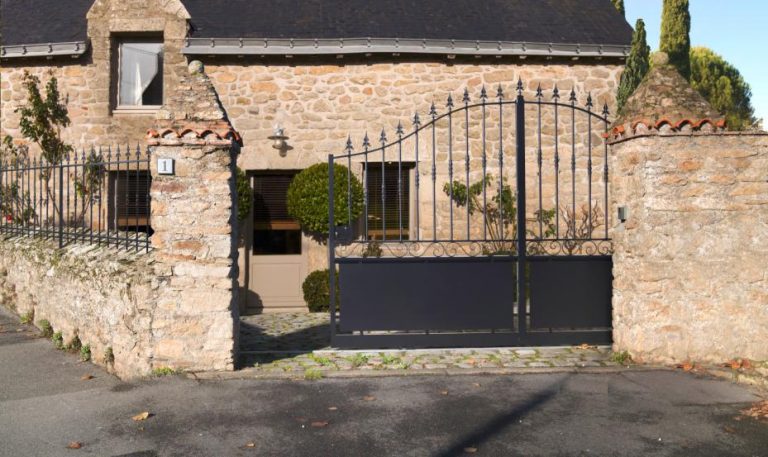 Portail grille maison rustique