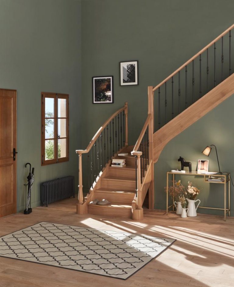 Escalier quart tournant en bois dans un intérieur cosy