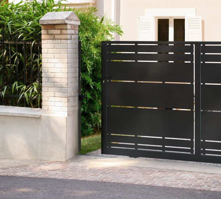 Portail noir maison