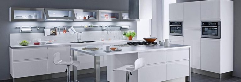 Cuisine moderne blanche avec plan de travail en hauteur
