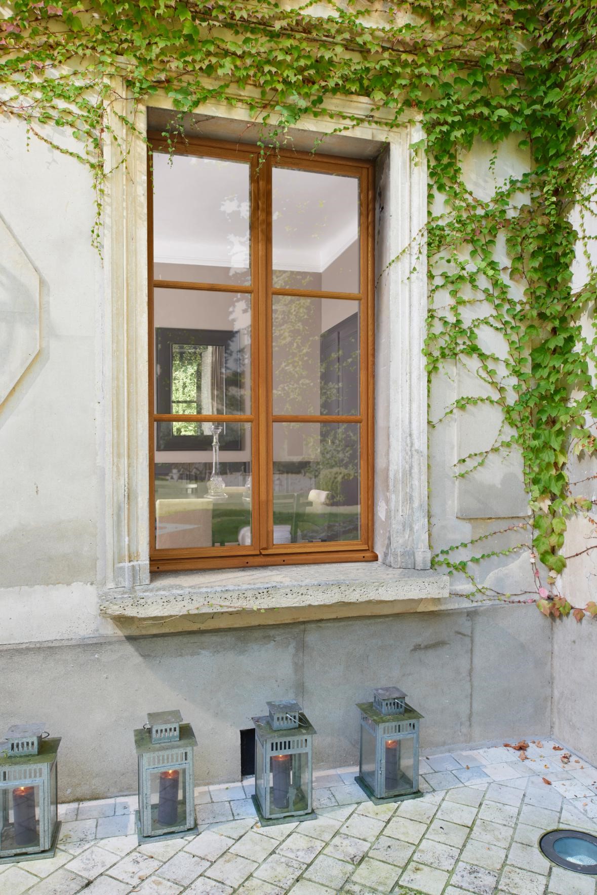 Fenêtre en bois vue de l'extérieur avec de la verdure