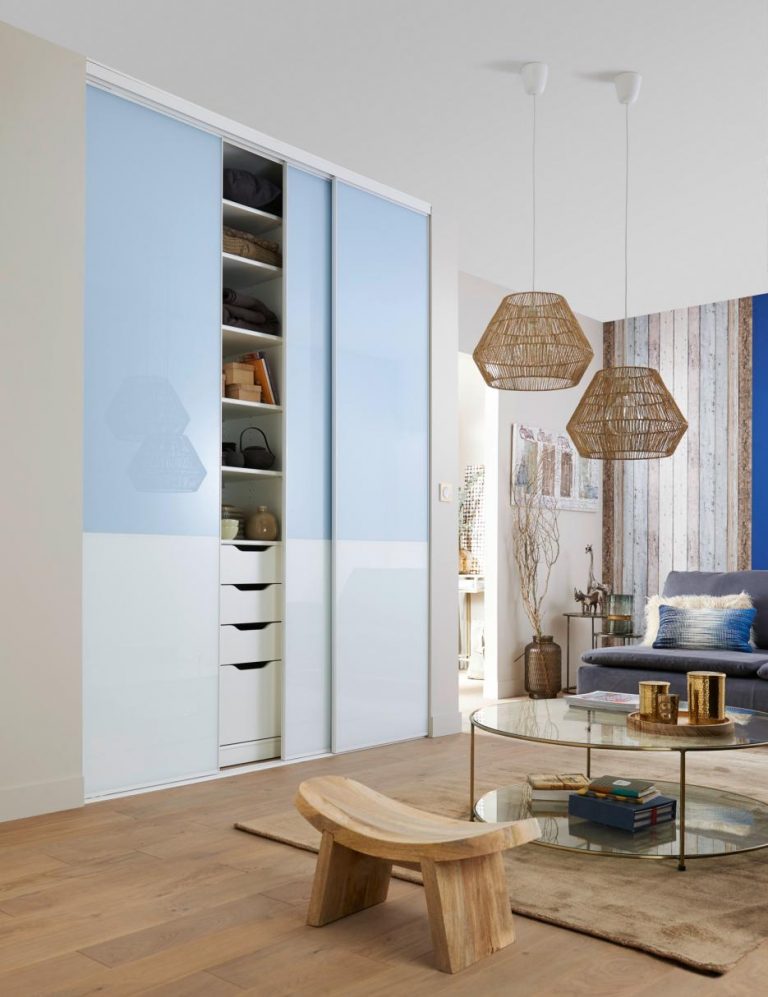 Portes de placard bleu clair et blanc