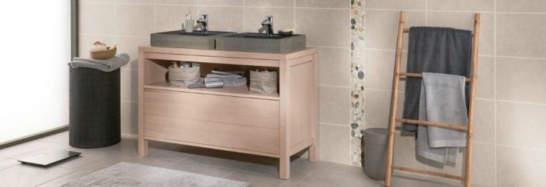aération salle de bain avec carrelage mural gris et double vasque