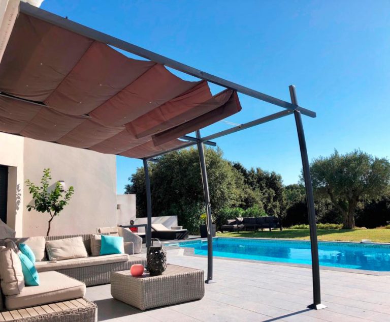 Tonnelle d'une terrasse avec piscine
