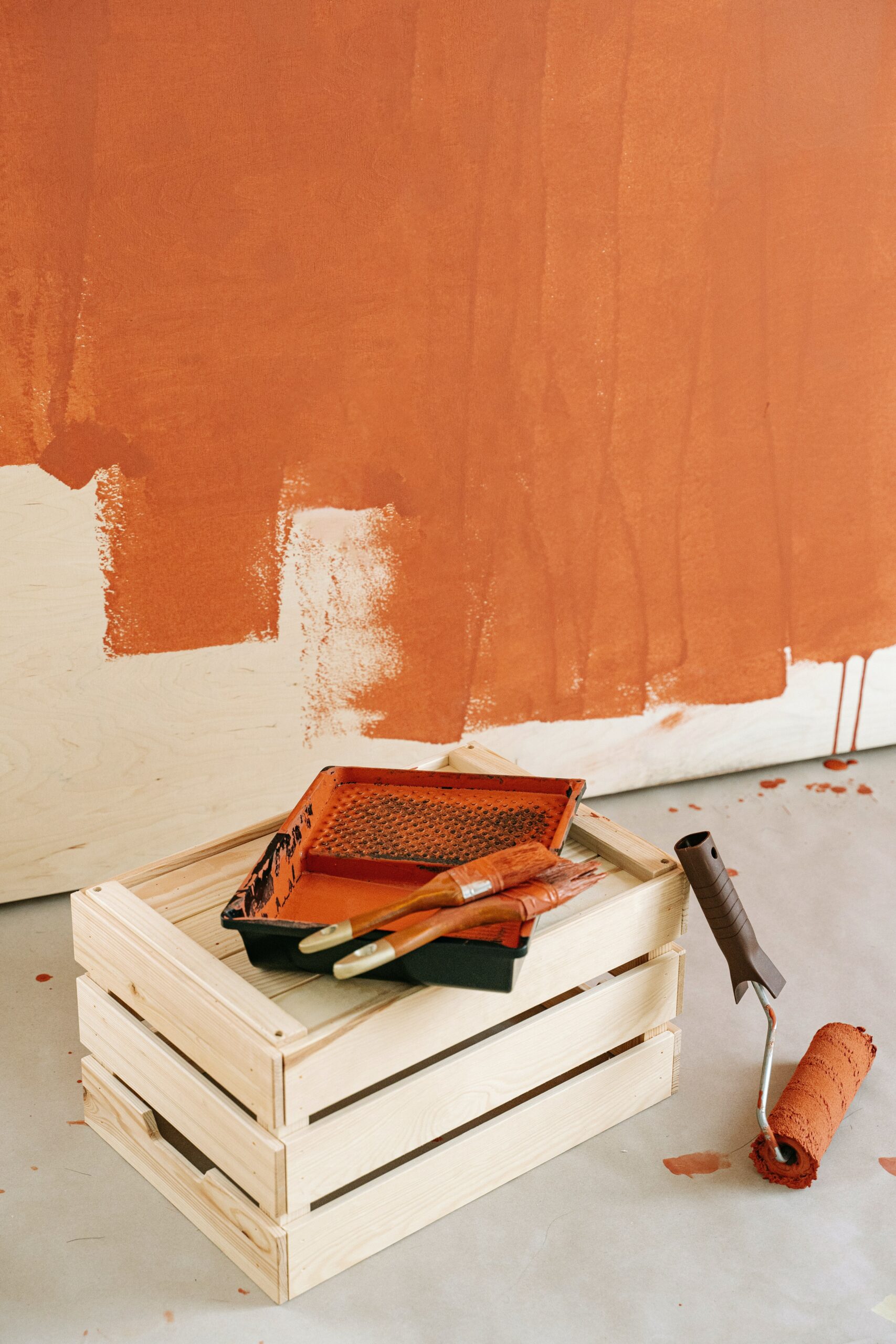 pose d’une sous-couche au pinceau spécial lambris