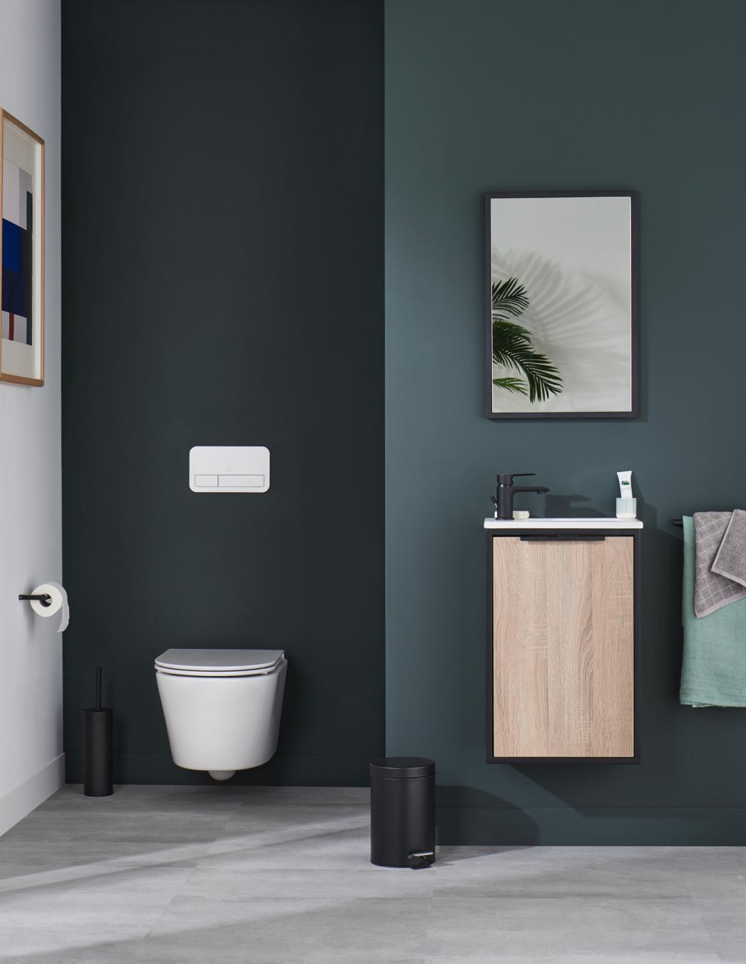 WC suspendus dans une salle de bains aux tons bleu-gris et bois
