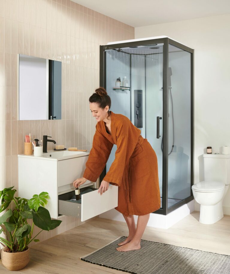 Femme dans une salle de bain