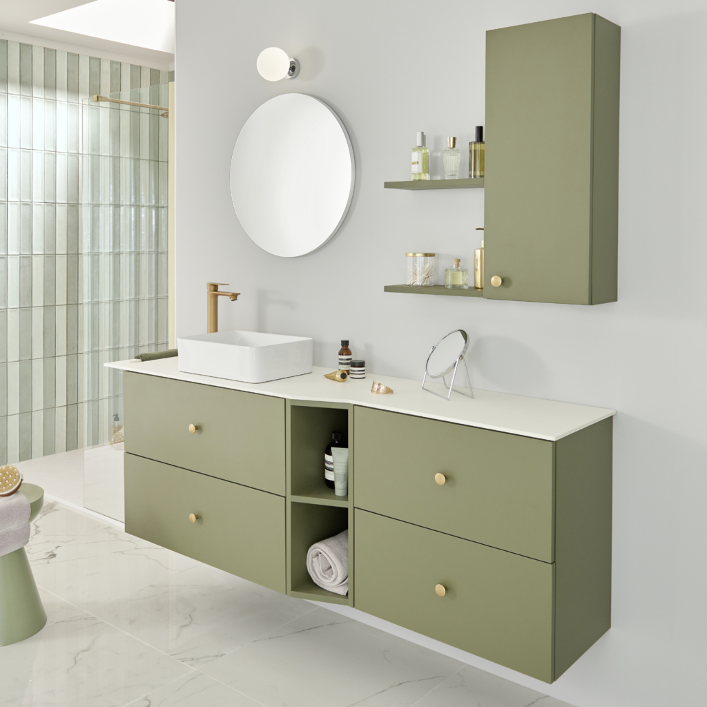  Meuble salle de bains Formeo vert olive, Sous-vasque L80, niche pan coupé, Plan de toilette, Vasque à poser céramique, Robinetterie, Poignée, miroir rond, applique, étagère colonne (zoom meuble)