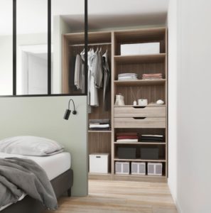 ordonner vêtements d'un dressing avec des tiroirs et cintres