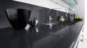 Conseils et tendances pour choisir une crédence adaptée à un plan de travail en bois 