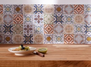 Conseils et tendances pour choisir une crédence adaptée à un plan de travail en bois 