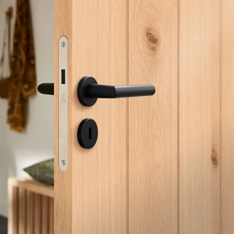Porte claquée avec la clé restée dans la serrure : que faire
