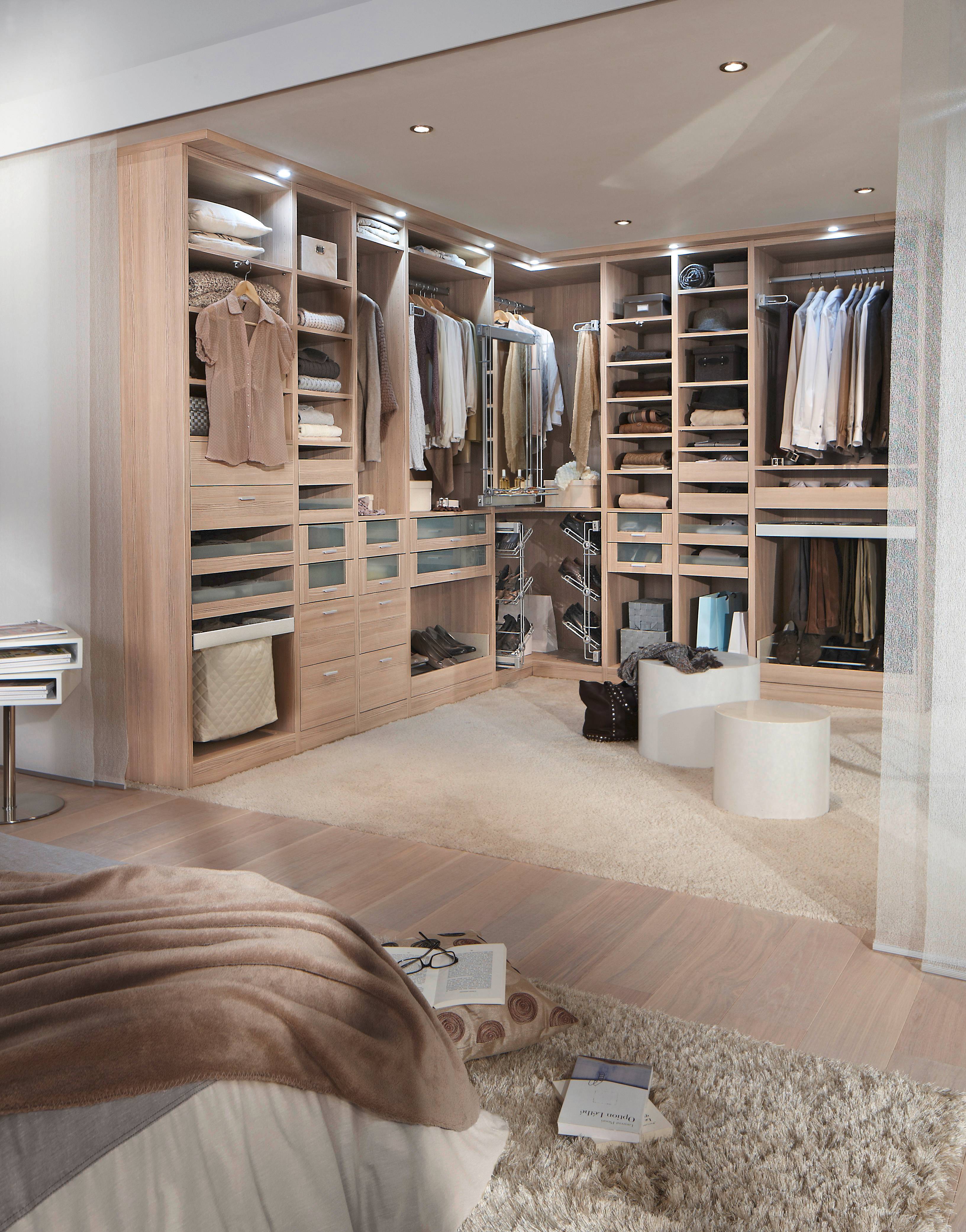 Aménager un dressing en U : éclairage du dressing
