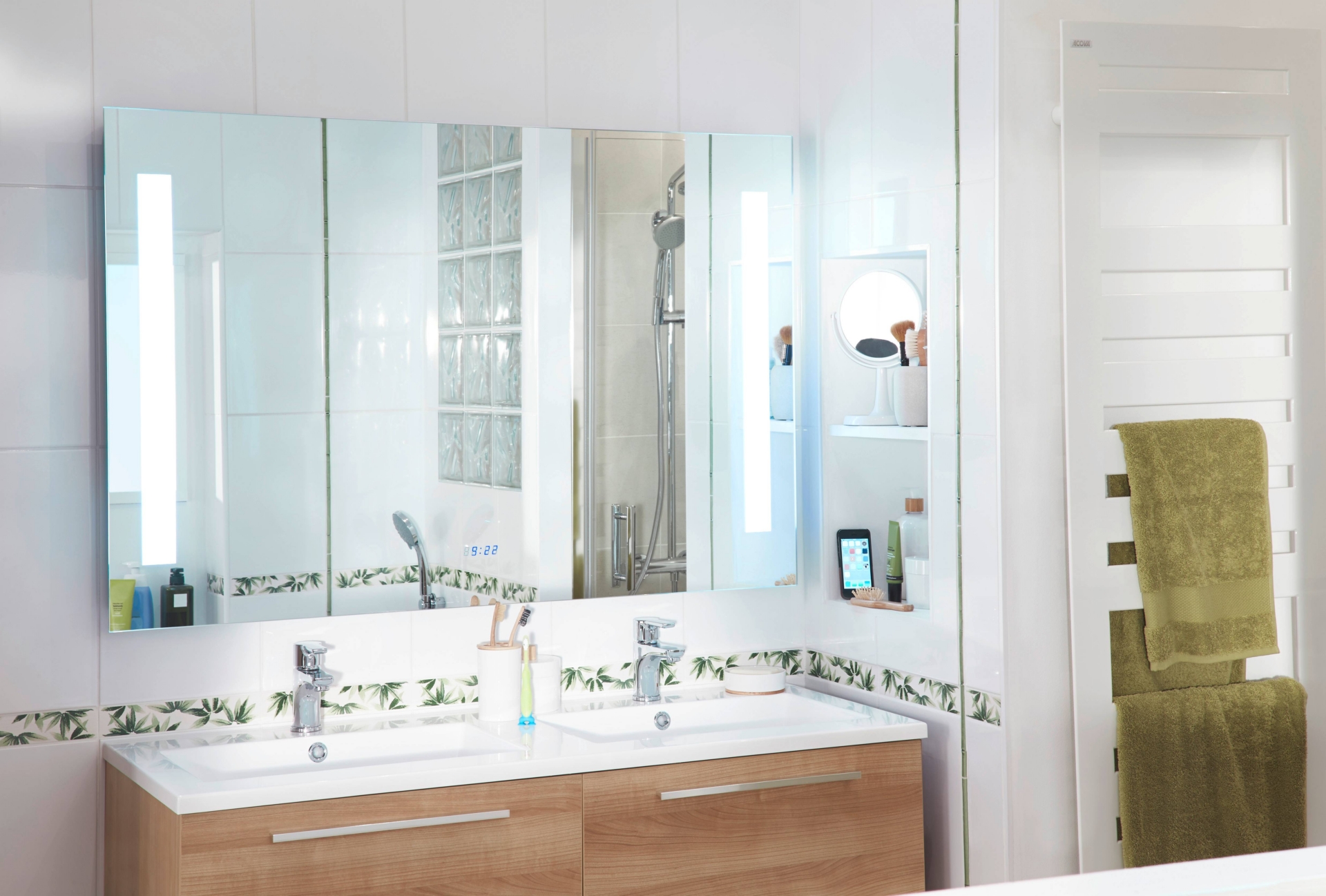 Changer l'ampoule d'un miroir de salle de bain : simple ou pas, selon le miroir