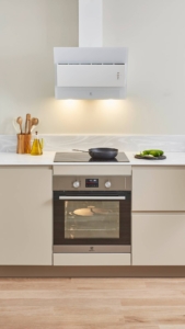 À quelle hauteur installer une hotte de cuisine : les cotes qui comptent